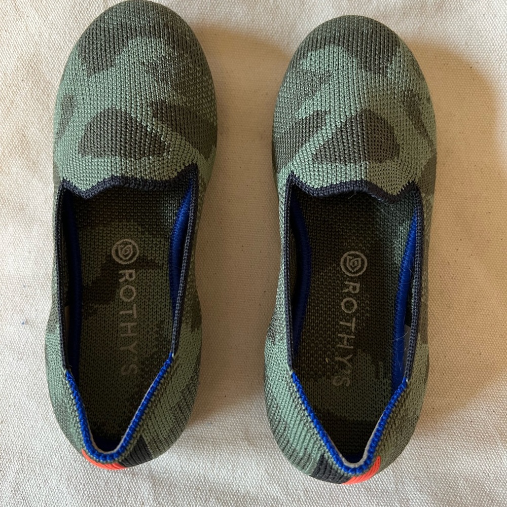 Rothy’s kids camouflage loafer size 11.
